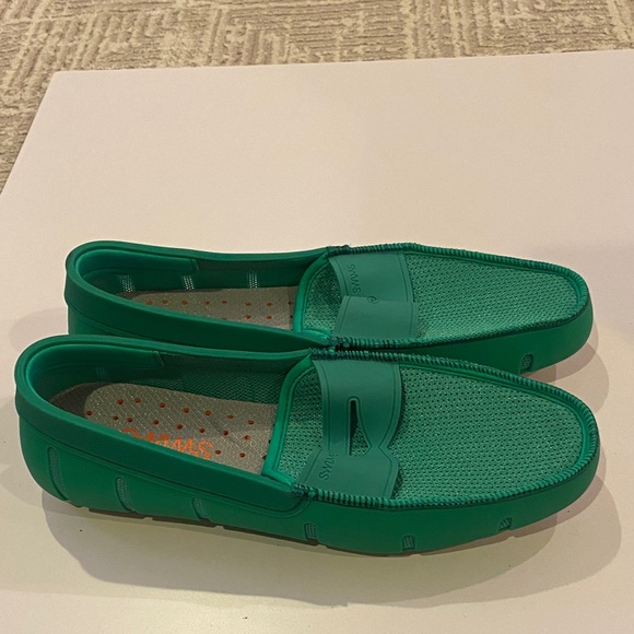 Swims Men's Vibrant Green Slip-On Loafers Sz 10. NWOB - Picture 1 of 4